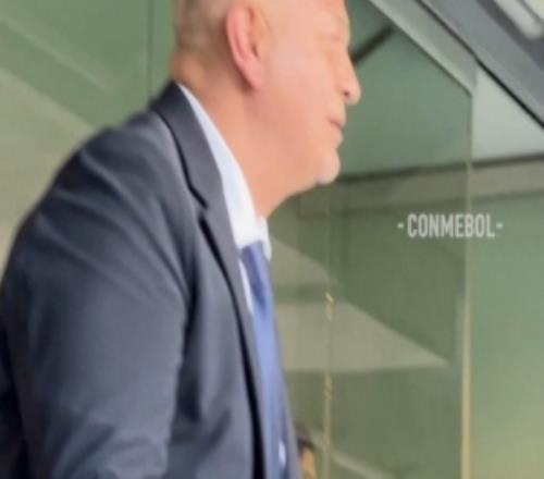 因凡蒂諾與南美足聯(lián)主席現(xiàn)場觀戰(zhàn)玻利維亞vs蘇里南，賽后合影留念