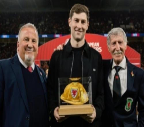 本戴維斯達(dá)成威爾士出戰(zhàn)100場里程碑，獲頒“金色帽子”紀(jì)念品