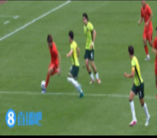 楊銘銳與澳大利亞球員搶球引發(fā)口角，門將依合散為隊(duì)友出頭染黃