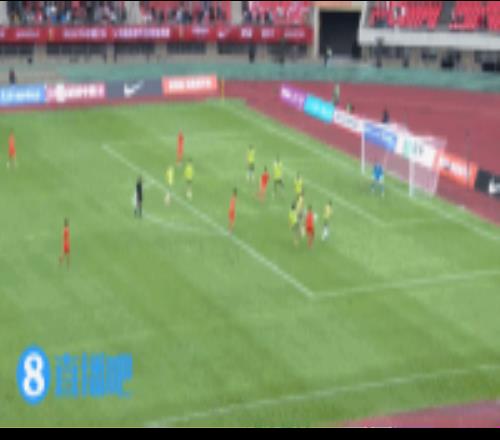 太秀了！苗潤(rùn)東1v2超車澳大利亞球員突破打門，皮球擊中橫梁！