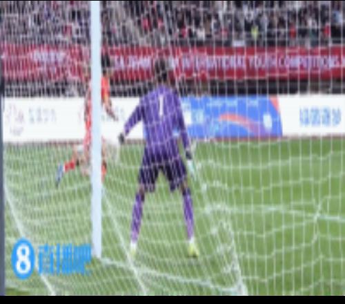 自己人撞上了！鄧捷夫與姜軼祥禁區(qū)內(nèi)鏟球撞在一起痛苦倒地