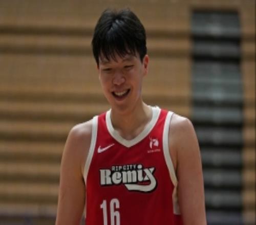 媒體人：楊瀚森下半場調(diào)整回來末節(jié)表現(xiàn)尤為出色扮演了關(guān)鍵先生