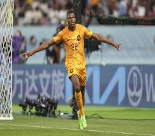 鄧弗里斯：庫(kù)普梅納斯喜歡內(nèi)切，這讓我在邊路獲得更多空間