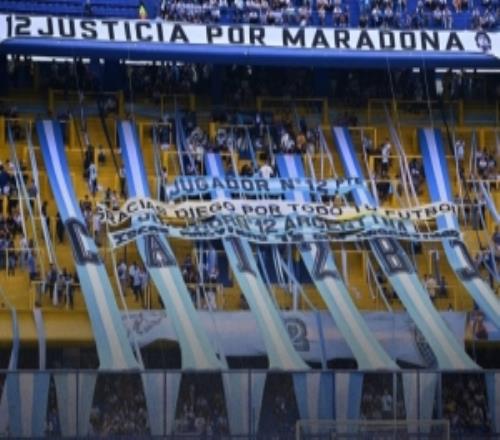 阿根廷友誼賽之前，糖果盒球場球迷拉出橫幅：為馬拉多納伸張正義