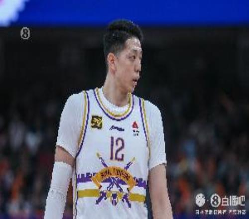 犯規(guī)困擾很難受！沈梓捷半場(chǎng)僅出戰(zhàn)8分鐘便領(lǐng)到第4犯拿到3分2助