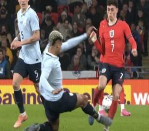 友誼賽暴鏟福登！阿勞霍社媒被沖：搞毛世界杯前想毀了福登嗎