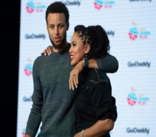 库嫂：我工作很努力想证明自己的能力库里很支持我从不袖手旁观