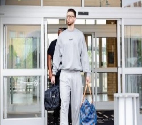 火箭眾將今日OOTD：申京寬松灰色套裝杜蘭特黑帽如常伊森紅藍配