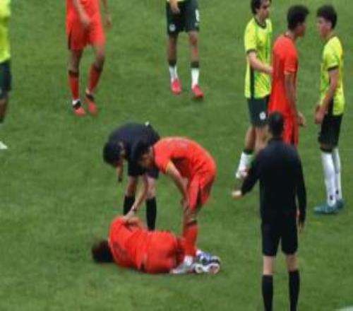 U19國(guó)足上半場(chǎng)與對(duì)手沖突，久爾杰維奇進(jìn)場(chǎng)拉架！一連拽開三人