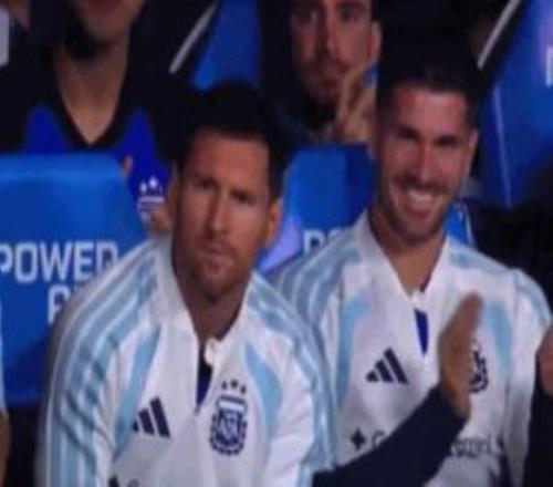 欣慰的梅老板！帕斯任意球直接破門(mén)，替補(bǔ)席的梅西和德保羅鼓掌