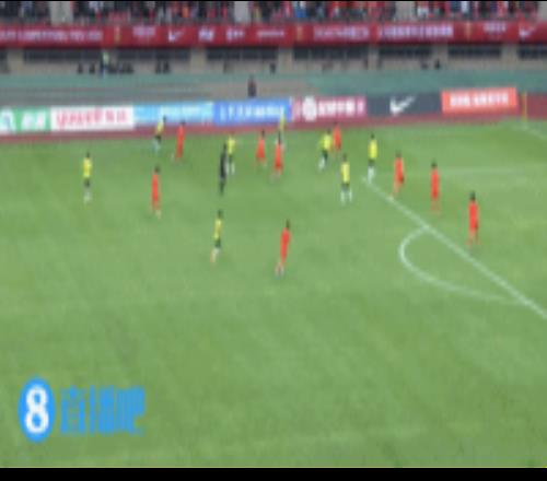 玩脫了！岳瑞杰踢倒對(duì)手送點(diǎn)，澳大利亞球員勺子點(diǎn)球被依合散抱住