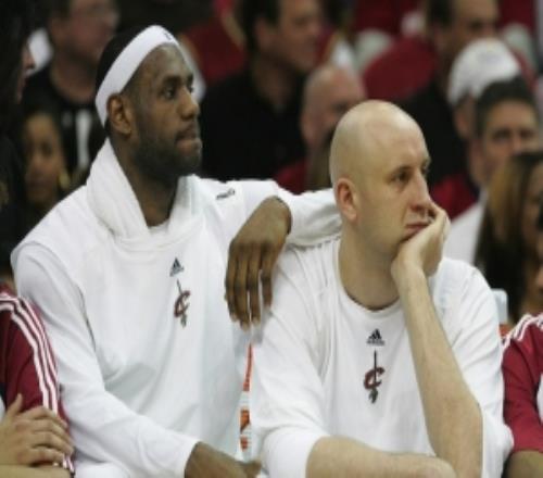 布泽尔：新秀詹姆斯没因天赋摆架子照样冒着严寒给大Z跑腿