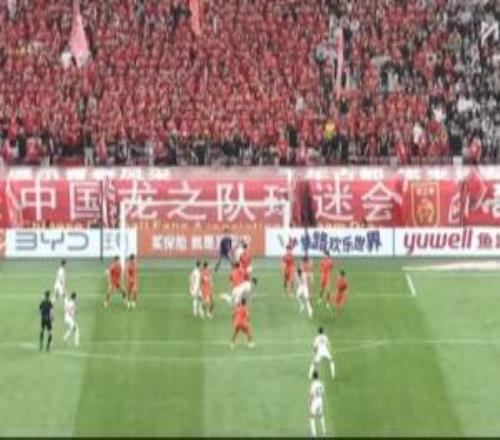 朝鲜角球发出，头球射门击中U23国足球员手臂，裁判无表示