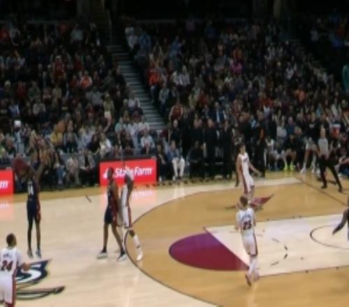 神來之筆！騎士1.3秒后場發(fā)球莫布里助攻埃利斯超遠(yuǎn)三分壓哨命中