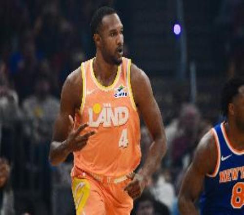 穩(wěn)定發(fā)揮！莫布里半場(chǎng)7中3拿下7分8板2助1斷