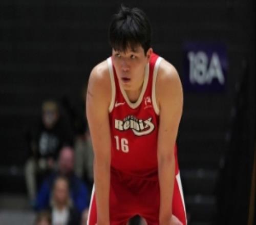 解說：楊瀚森太想把球打得合理了隊友都拿球就干傳出去也回不來