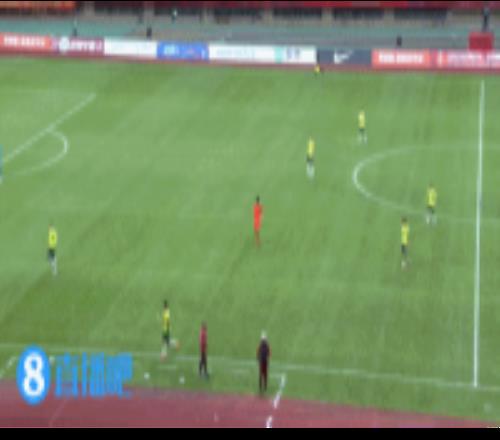 U19國足一開始要換人但場邊沒準備好，久爾杰維奇非常著急