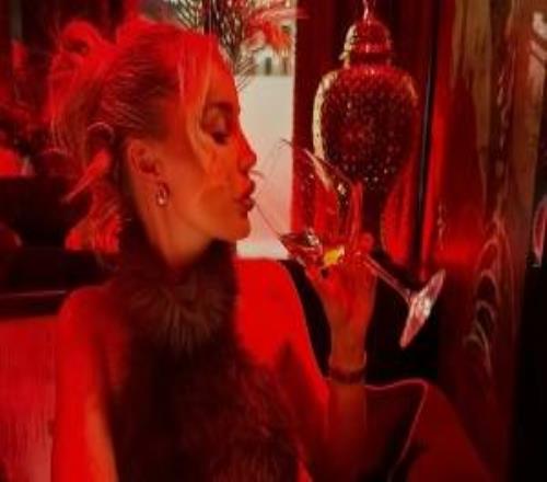 身材火辣！帕爾默女友曬照在羅馬尼亞度假