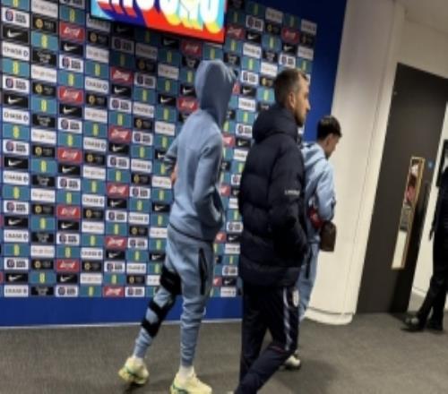 希望無大礙！馬杜埃凱左膝戴著護(hù)具離開溫布利球場