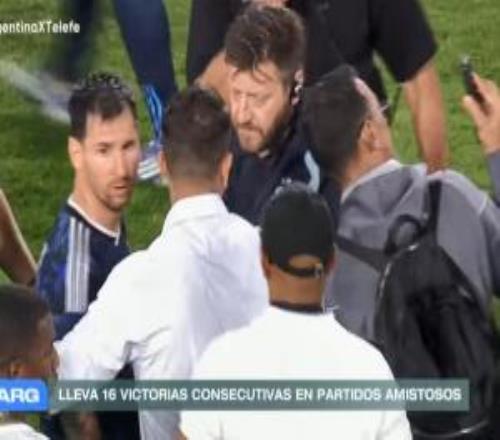 梅西賽后瞬間被“包圍”！對手工作人員齊刷刷舉手機，梅西有點懵