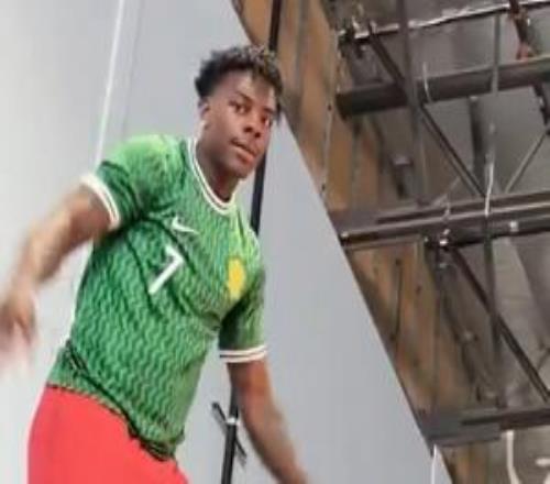 国安球迷知名网红speed甲亢哥新视频身穿北京国安主场球衣