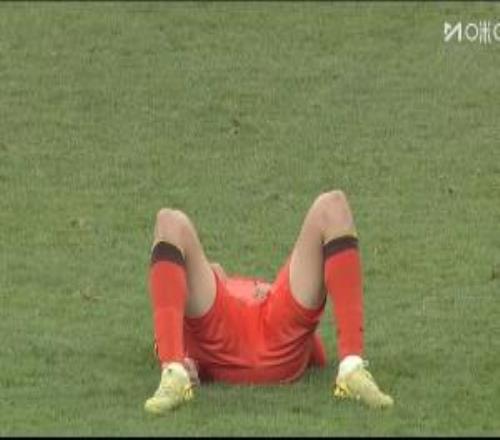 力竭了！終場(chǎng)哨響，拼了一整場(chǎng)的李新翔躺倒在地，隊(duì)友前來(lái)拉一把