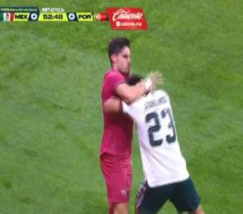 內(nèi)托與墨西哥后衛(wèi)爆發(fā)沖突！從無(wú)球狀態(tài)推搡到抱頭頂牛，雙雙染黃