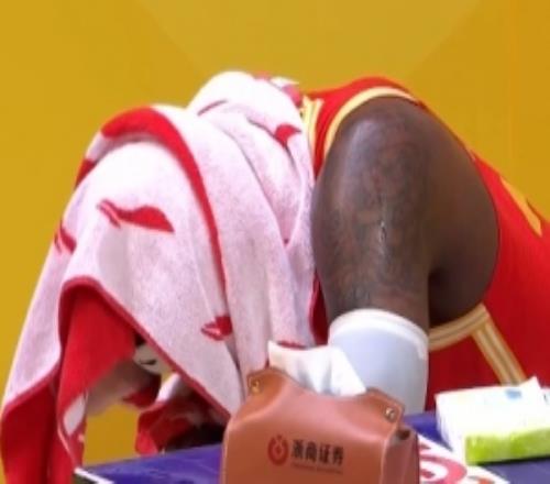 这是真痛！刘正清一条龙上篮顶到桑普森下体被追加违体犯规