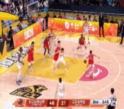 势大力沉！塔克反击一条龙暴力劈扣打停江苏分差27分