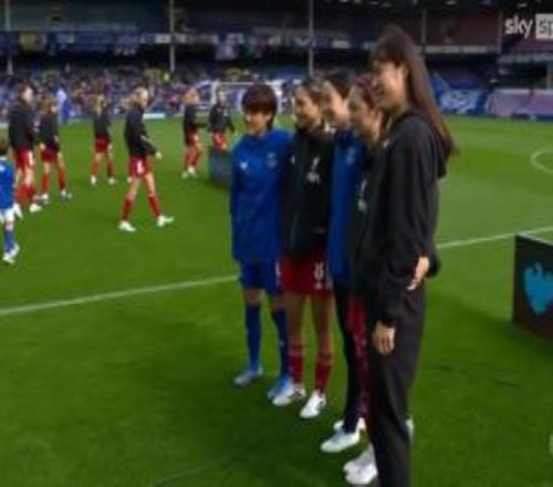 埃弗頓女足vs利物浦女足賽前，雙方球員為5名日本女足國(guó)腳列隊(duì)