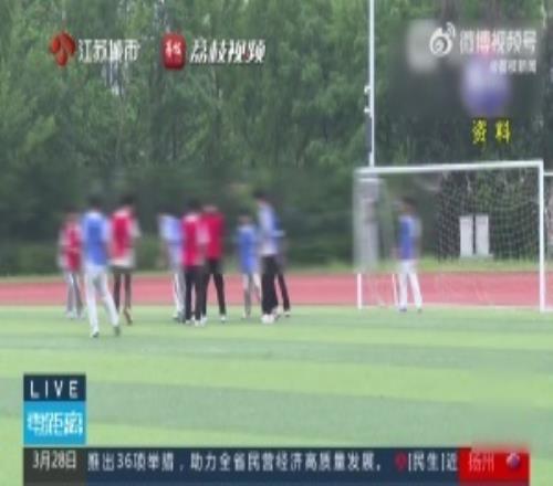 學校踢球賽被隊友撞傷誰擔責?學生踢球賽致韌帶損傷學校判賠4.9萬