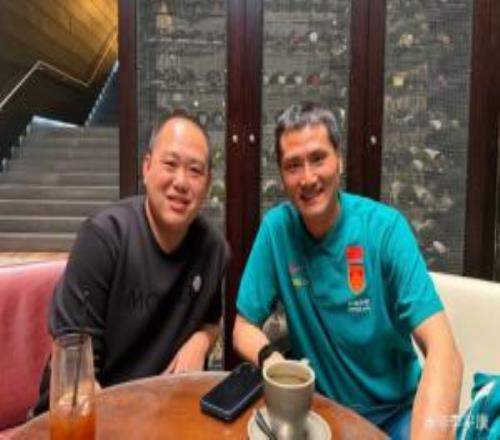 李平康合影邵佳一：新國(guó)足紀(jì)律嚴(yán)明，訓(xùn)練比賽酒店三點(diǎn)一線不外出