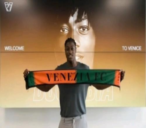 斯基拉：羅馬、米蘭雙雄正在關(guān)注22歲威尼斯中場(chǎng)姆比亞