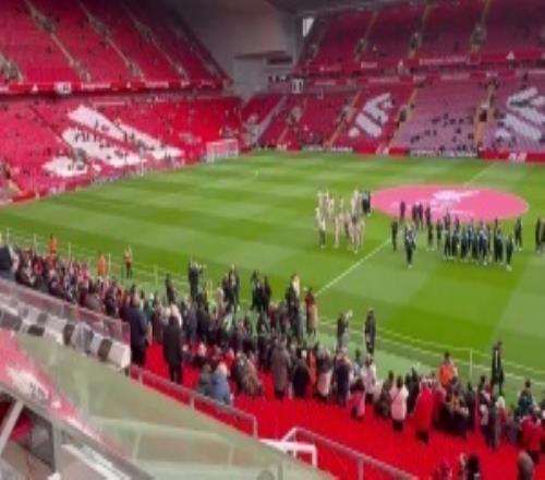 渣叔回歸安菲爾德！克洛普走進(jìn)場地內(nèi)，引發(fā)全場球迷熱烈歡呼