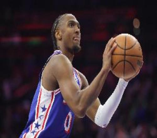 內(nèi)外開花！馬克西復(fù)出半場8中6拿到17分4助三分4中3