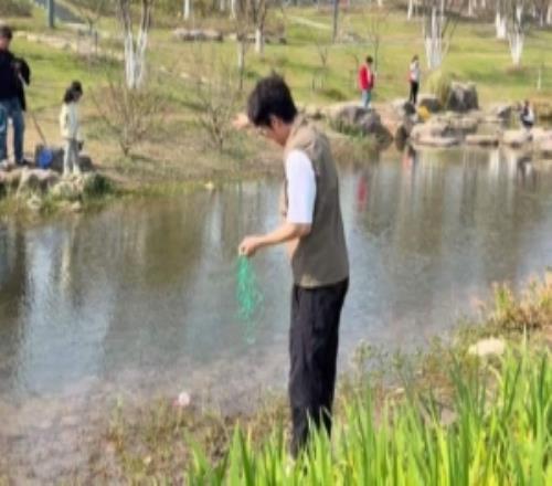 米勒妻子分享釣魚動態(tài)：一位看起來空軍的釣魚佬