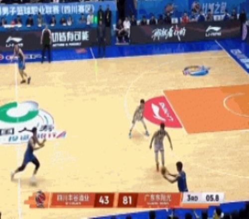 時間剛剛好！李瑋顥持球單打迎著防守壓哨三分一箭穿心