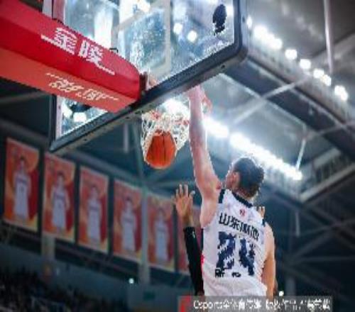 撿著寶了山東外援斯蒂爾半場9中8高效砍下21分2板1助