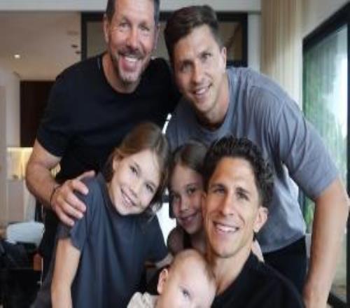 天倫之樂！55歲西蒙尼與兒子、女兒、孫子合照，對孫子尤為疼愛