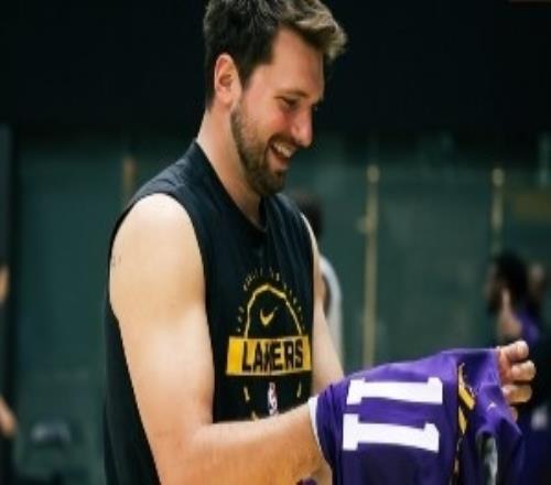 號碼互換！今日訓練湖人眾將互換訓練服東契奇穿11詹姆斯穿17