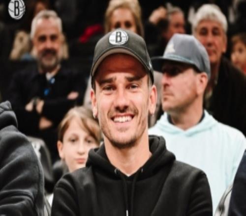 格列兹曼现场观看篮网队比赛，为同胞特拉奥雷加油助威