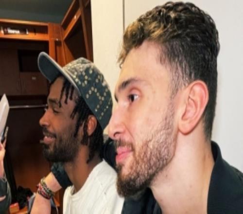 火箭美女記者曬伊森與申京親密合照：氛圍化學(xué)反應(yīng)肢體語言