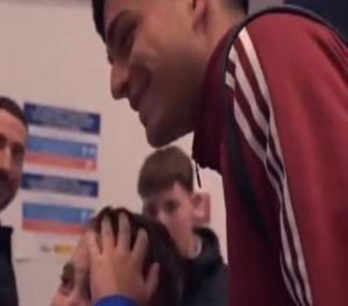 見到偶像太激動與佩德里見面時，一名小球迷當(dāng)場哭崩不能自已