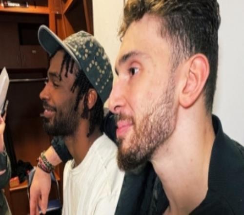 氛圍不錯！申京在更衣室摟著伊森接受采訪后者滿臉笑容