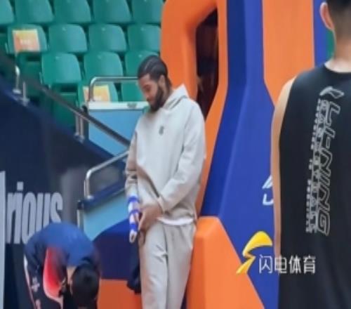 记者：克里斯是中指关节骨折目前还不能弯曲&预计还需要两周