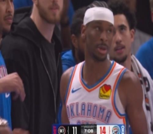 不可阻擋！亞歷山大面對包夾從容換手上籃2+1信手拈來