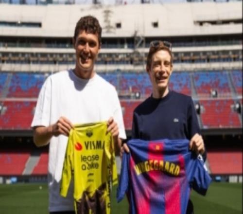 兩屆環(huán)法冠軍溫格高造訪巴薩，并與克里斯滕森交換隊(duì)服