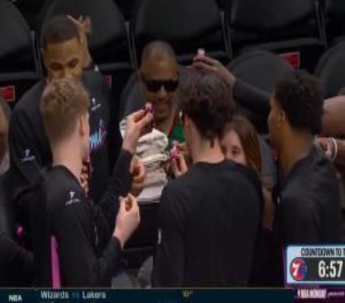 “聚眾狂歡”！熱火眾將圍在一起碰杯電解質(zhì)隨后頭仰天一飲而盡