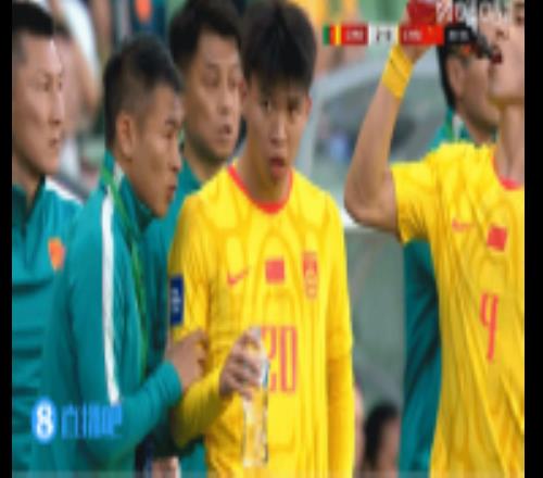 傳授技巧！39歲于漢超趁著補(bǔ)水時間不斷指導(dǎo)王鈺棟