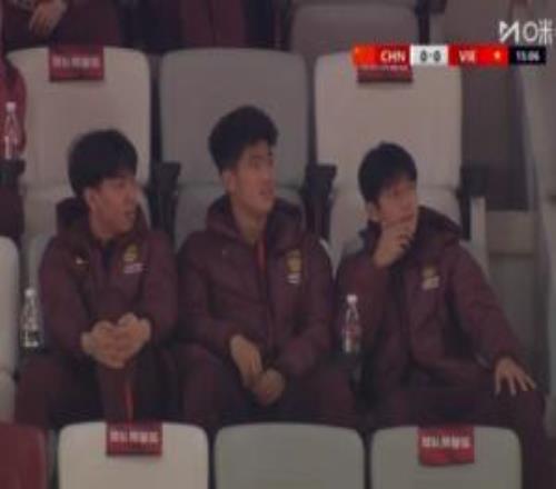 王博豪、彭啸、向余望未进入比赛名单，在看台观战